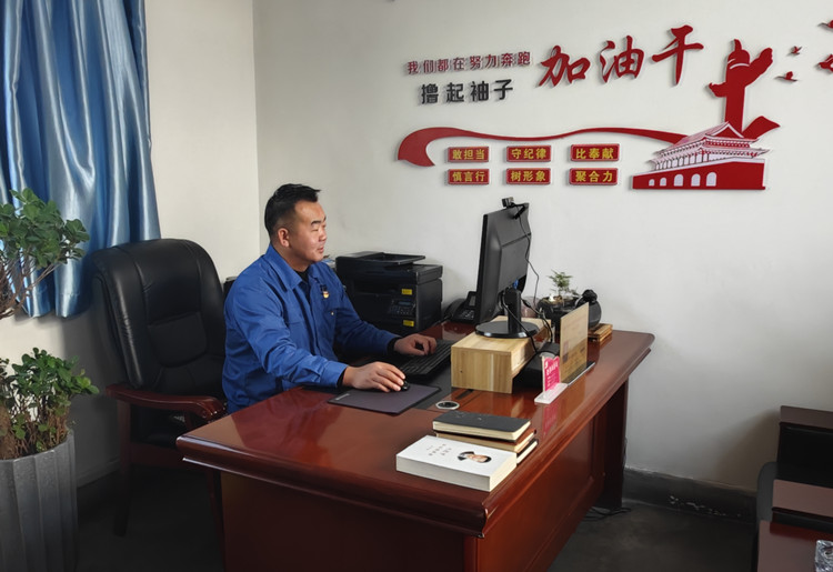 第三届“大友标兵”  徐　龙