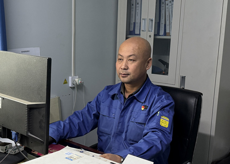 第三届“大友标兵”  杨万鹏
